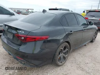 2017 Alfa Romeo Giulia Ti z VIN ZARFAECNXH7556854, wystawiony jako IAAI lot #41973525 z przebiegiem 129 413 mil mil oraz . Historia ofert i sprzedaży dostępna na DreamBid. Obrazek 4.