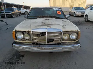 1982 Mercedes-Benz 300 D with VIN WDBAB33A8CB003398, listed as a Copart auction lot 86924884 with 364,402 mi miles and Clean Title. Bid and sale history available at DreamBid. Image 5.