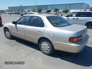 1996 Toyota Camry DX z VIN JT2BG12K3T0381929, wystawiony jako IAAI lot #42336120 z przebiegiem 198 942 mil mil oraz . Historia ofert i sprzedaży dostępna na DreamBid. Obrazek 3.