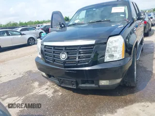 2010 Cadillac Escalade Luxury z VIN 1GYUCBEF1AR253353, wystawiony jako IAAI lot #42121803 z przebiegiem 210 321 mil mil oraz . Historia ofert i sprzedaży dostępna na DreamBid. Obrazek 6.