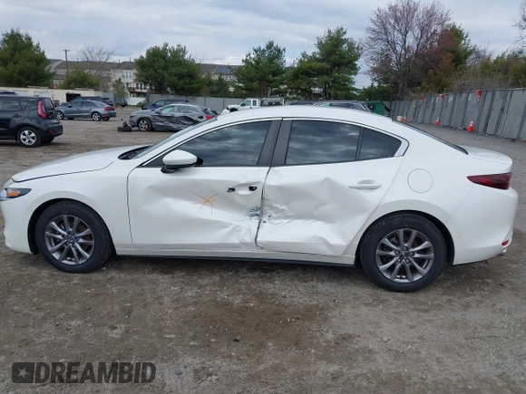 2021 Mazda 3 S z VIN JM1BPAAL6M1310589, wystawiony jako IAAI lot #41889766 z przebiegiem 42 325 mil mil oraz . Historia ofert i sprzedaży dostępna na DreamBid. Obrazek 14.