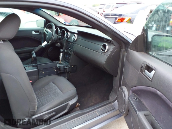 2007 Ford Mustang GT Deluxe with VIN 1ZVFT82H975266968, listed as a IAAI auction lot 41932163 with 189,982 mi miles. Bid and sale history available at carsss.com. Image 5.
