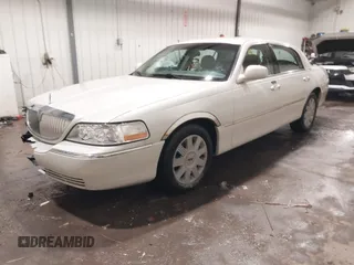 2004 Lincoln Town Car Ultimate z VIN 1LNHM83W74Y640747, wystawiony jako IAAI lot #41612377 z przebiegiem 36 400 mil mil oraz . Historia ofert i sprzedaży dostępna na DreamBid. Obrazek 18.