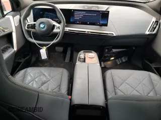 2023 BMW iX xDrive50 z VIN WB523CF04PCM84946, wystawiony jako Copart lot #47995414 z przebiegiem 6037 mil mil oraz . Historia ofert i sprzedaży dostępna na DreamBid. Obrazek 8.