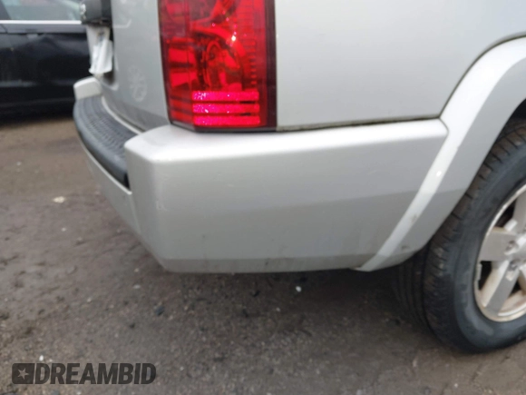 2008 Jeep Commander Sport z VIN 1J8HG48K88C135385, wystawiony jako IAAI lot #41044576 z przebiegiem 174 695 mil mil oraz . Historia ofert i sprzedaży dostępna na DreamBid. Obrazek 14.