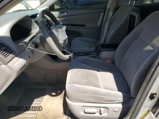 2005 Toyota Camry STD z VIN 4T1BE32K05U406365, wystawiony jako Copart lot #58035155 z przebiegiem 283 788 mil mil oraz Czysty tytuł • Clean title. Historia ofert i sprzedaży dostępna na DreamBid. Obrazek 7.