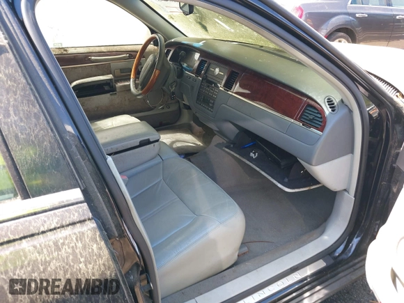 2004 Lincoln Town Car Ultimate z VIN 1LNHM83W34Y680212, wystawiony jako IAAI lot #42038987 z przebiegiem 108 450 mil mil oraz . Historia ofert i sprzedaży dostępna na DreamBid. Obrazek 5.