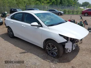 2023 Kia Forte LXS z VIN 3KPF24AD0PE607210, wystawiony jako IAAI lot #39607934 z przebiegiem 15 890 mil mil oraz . Historia ofert i sprzedaży dostępna na DreamBid. Obrazek 1.