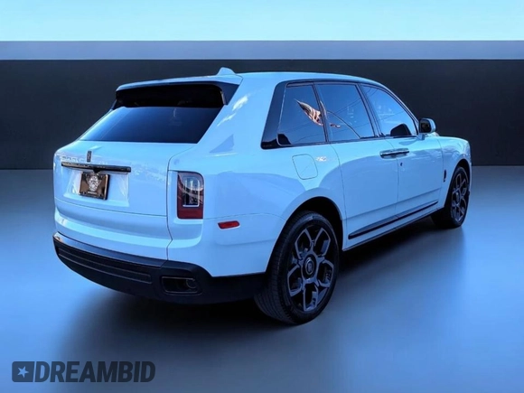 2022 Rolls-Royce Cullinan Black Badge z VIN SLATV8C02NU212XXX, wystawiony jako Copart lot #59257385 z przebiegiem 5 245 mil mil oraz Czysty tytuł • Clean title. Historia ofert i sprzedaży dostępna na DreamBid. Obrazek 4.