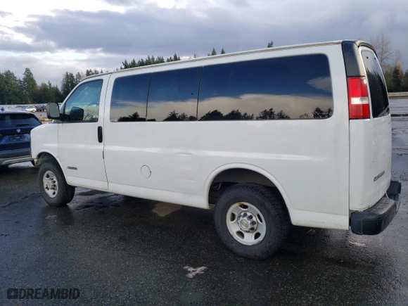 2005 Chevrolet Express Passenger with VIN 1GAHG35U551121466, listed as a Copart auction lot 80658034 with 84,598 mi miles and Salvage Title. Bid and sale history available at carsss.com. Image 2.