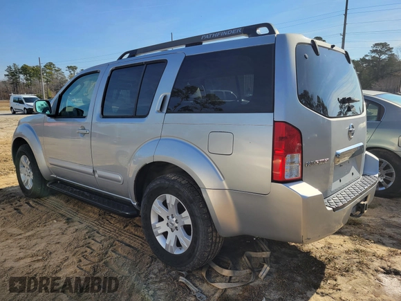 2006 Nissan Pathfinder SE z VIN 5N1AR18U46C627598, wystawiony jako IAAI lot #41527404 z przebiegiem 124 763 mil mil oraz . Historia ofert i sprzedaży dostępna na DreamBid. Obrazek 3.