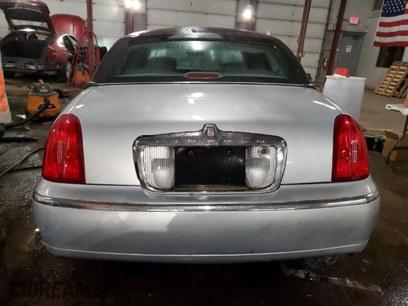 2002 Lincoln Town Car Signature z VIN 1LNHM82W02Y665486, wystawiony jako Copart lot #41381275 z przebiegiem Nie podano mil oraz Szkoda całkowita • Salvage title. Historia ofert i sprzedaży dostępna na DreamBid. Obrazek 6.