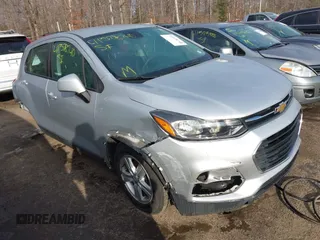 2020 Chevrolet Trax LS z VIN 3GNCJKSB3LL202754, wystawiony jako IAAI lot #41578740 z przebiegiem 67 046 mil mil oraz . Historia ofert i sprzedaży dostępna na DreamBid. Obrazek 1.