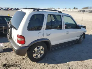 2002 Kia Sportage with VIN KNDJA723625142604, listed as a Copart auction lot 73463704 with 236,260 mi miles and Salvage Title. Bid and sale history available at carsss.com. Image 3.