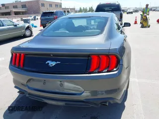 2018 Ford Mustang EcoBoost z VIN 1FA6P8TH1J5145175, wystawiony jako IAAI lot #42268107 z przebiegiem 97 211 mil mil oraz . Historia ofert i sprzedaży dostępna na DreamBid. Obrazek 16.
