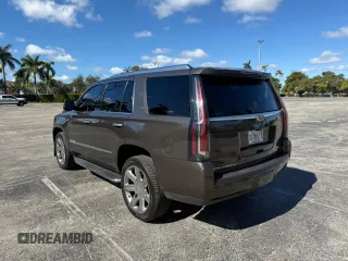 2020 Cadillac Escalade Luxury z VIN 1GYS3BKJ8LR154516, wystawiony jako Copart lot #59628455 z przebiegiem 72 098 mil mil oraz Czysty tytuł • Clean title. Historia ofert i sprzedaży dostępna na DreamBid. Obrazek 3.
