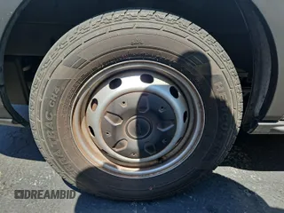 2019 Ford Transit z VIN 1FTYE1YM8KKB40189, wystawiony jako IAAI lot #42763040 z przebiegiem 193 036 mil mil oraz . Historia ofert i sprzedaży dostępna na DreamBid. Obrazek 33.