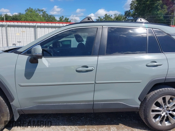 2021 Toyota RAV4 XLE Premium z VIN 2T3C1RFVXMW184382, wystawiony jako IAAI lot #40343908 z przebiegiem 58 594 mil mil oraz . Historia ofert i sprzedaży dostępna na DreamBid. Obrazek 15.