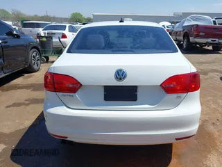 2014 Volkswagen Jetta SE z VIN 3VWD17AJ5EM267330, wystawiony jako IAAI lot #42003039 z przebiegiem 153 591 mil mil oraz . Historia ofert i sprzedaży dostępna na DreamBid. Obrazek 16.
