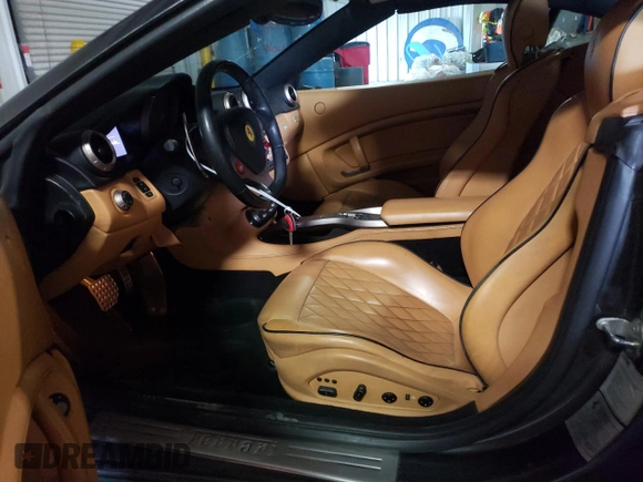2010 Ferrari California z VIN ZFF65LJA8A0168430, wystawiony jako Copart lot #50759965 z przebiegiem 26 006 mil mil oraz Szkody całkowita. Historia ofert i sprzedaży dostępna na DreamBid. Obrazek 7.