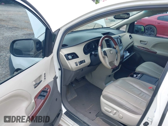 2012 Toyota Sienna XLE AAS z VIN 5TDYK3DC3CS186962, wystawiony jako IAAI lot #42325047 z przebiegiem Nie podano mil oraz . Historia ofert i sprzedaży dostępna na DreamBid. Obrazek 19.