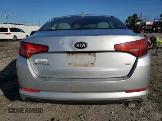 2013 Kia Optima LX z VIN 5XXGM4A76DG164752, wystawiony jako Copart lot #42209365 z przebiegiem 218 024 mil mil oraz Szkoda całkowita • Salvage title. Historia ofert i sprzedaży dostępna na DreamBid. Obrazek 6.