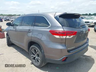 2018 Toyota Highlander LE z VIN 5TDZARFH1JS038079, wystawiony jako IAAI lot #42369968 z przebiegiem 83 706 mil mil oraz . Historia ofert i sprzedaży dostępna na DreamBid. Obrazek 3.