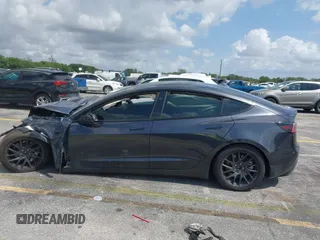 2025 Tesla Model 3 Long Range z VIN 5YJ3E1EBXSF909124, wystawiony jako IAAI lot #42015297 z przebiegiem Nie podano mil oraz . Historia ofert i sprzedaży dostępna na DreamBid. Obrazek 13.