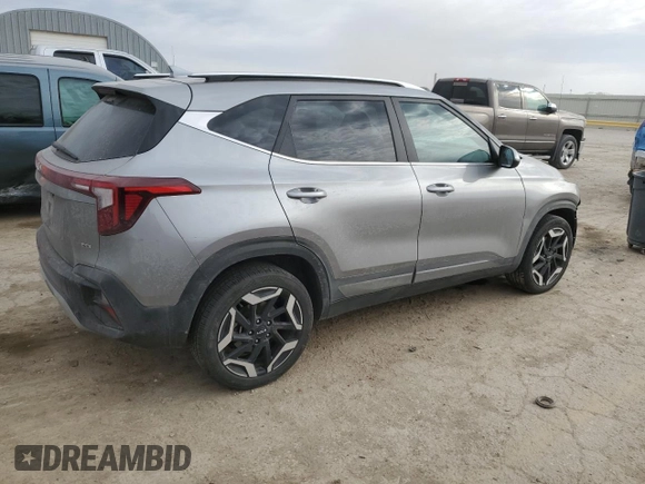 2024 Kia Seltos SX z VIN KNDETCA70R7489997, wystawiony jako Copart lot #49545375 z przebiegiem 25 457 mil mil oraz Szkoda całkowita • Salvage title. Historia ofert i sprzedaży dostępna na DreamBid. Obrazek 3.