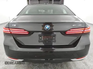 2024 BMW i5 eDrive40 z VIN WBY33FK00RCS09561, wystawiony jako Copart lot #49063295 z przebiegiem 8593 mil mil oraz Tytuł czysty. Historia ofert i sprzedaży dostępna na DreamBid. Obrazek 6.