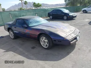 1988 Chevrolet Corvette z VIN 1G1YY3187J5105925, wystawiony jako IAAI lot #42358878 z przebiegiem 204 801 mil mil oraz . Historia ofert i sprzedaży dostępna na DreamBid. Obrazek 1.