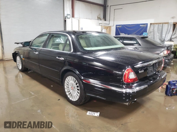 2005 Jaguar XJ Vanden Plas z VIN SAJWA82C65SG44373, wystawiony jako Copart lot #84091444 z przebiegiem 141 993 mil mil oraz Szkoda całkowita • Salvage title. Historia ofert i sprzedaży dostępna na DreamBid. Obrazek 2.