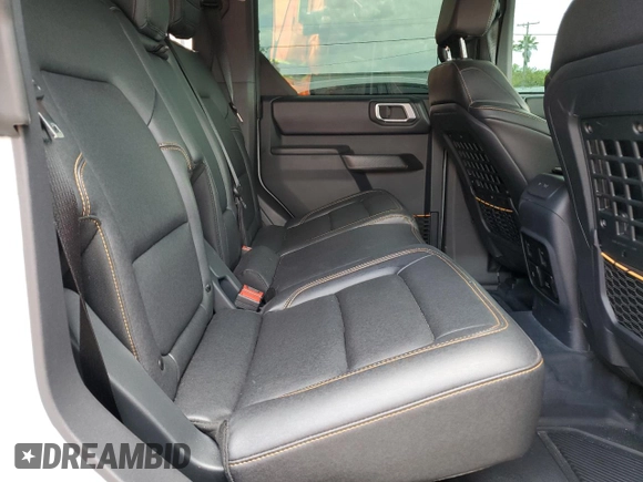 2024 Ford Bronco Badlands z VIN 1FMEE9BP3RLA46984, wystawiony jako Copart lot #55505075 z przebiegiem 4089 mil mil oraz Szkody całkowita. Historia ofert i sprzedaży dostępna na DreamBid. Obrazek 11.