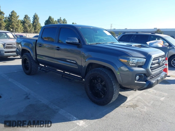 2020 Toyota Tacoma SR5 z VIN 3TMCZ5AN9LM296826, wystawiony jako IAAI lot #42533149 z przebiegiem 72 375 mil mil oraz . Historia ofert i sprzedaży dostępna na DreamBid. Obrazek 1.