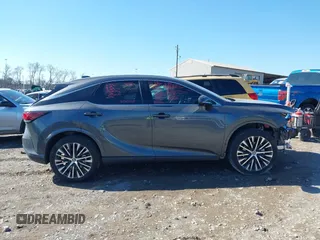 2024 Lexus RX 350h z VIN 2T2BBMCA5RC049966, wystawiony jako IAAI lot #41597363 z przebiegiem 12 936 mil mil oraz . Historia ofert i sprzedaży dostępna na DreamBid. Obrazek 14.