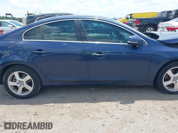 2013 Volvo S60 T5 Premier z VIN YV1612FS3D2190263, wystawiony jako IAAI lot #42227011 z przebiegiem 158 369 mil mil oraz . Historia ofert i sprzedaży dostępna na DreamBid. Obrazek 13.