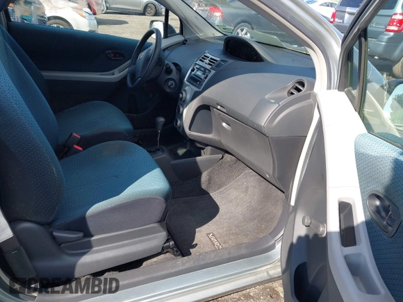 2007 Toyota Yaris z VIN JTDJT923975084145, wystawiony jako IAAI lot #42354803 z przebiegiem 85 121 mil mil oraz . Historia ofert i sprzedaży dostępna na DreamBid. Obrazek 5.
