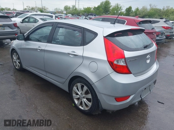 2012 Hyundai Accent SE z VIN KMHCU5AE0CU054285, wystawiony jako IAAI lot #42170678 z przebiegiem 92 172 mil mil oraz . Historia ofert i sprzedaży dostępna na DreamBid. Obrazek 3.