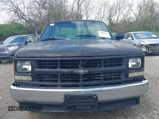 1994 Chevrolet Silverado 2500 z VIN 1GCFC24K6RE155578, wystawiony jako IAAI lot #42062238 z przebiegiem 303 962 mil mil oraz . Historia ofert i sprzedaży dostępna na DreamBid. Obrazek 12.
