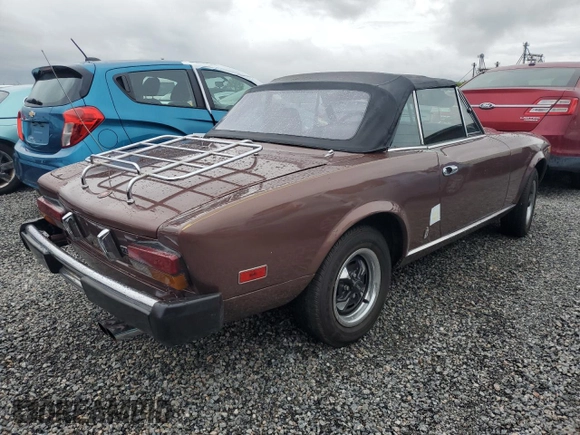 1979 FIAT 124 Spider z VIN 124CS20146682, wystawiony jako Copart lot #73923954 z przebiegiem 83 258 mil mil oraz Szkoda całkowita • Salvage title. Historia ofert i sprzedaży dostępna na DreamBid. Obrazek 3.