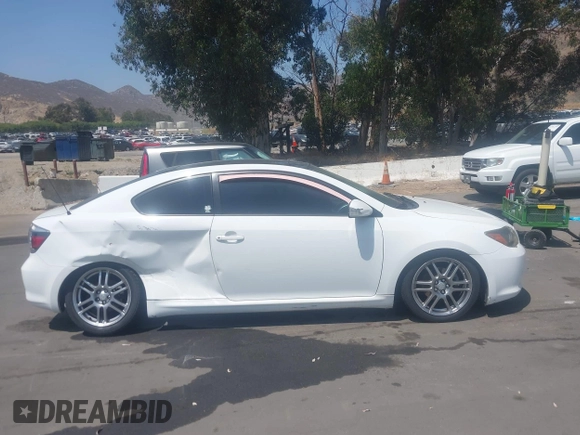 2010 Scion tC z VIN JTKDE3B70A0321271, wystawiony jako IAAI lot #42461229 z przebiegiem 181 319 mil mil oraz . Historia ofert i sprzedaży dostępna na DreamBid. Obrazek 14.