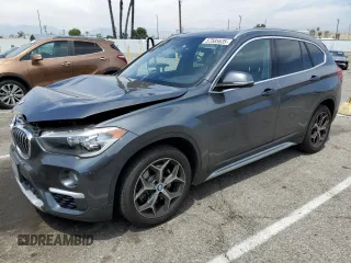 2018 BMW X1 sDrive28i z VIN WBXHU7C36J5H44945, wystawiony jako Copart lot #57585635 z przebiegiem 62 150 mil mil oraz Szkoda całkowita • Salvage title. Historia ofert i sprzedaży dostępna na DreamBid. Obrazek 1.