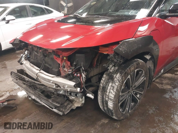 2023 Toyota bZ4X XLE z VIN JTMABACA5PA035498, wystawiony jako IAAI lot #41386031 z przebiegiem 18 529 mil mil oraz . Historia ofert i sprzedaży dostępna na DreamBid. Obrazek 6.