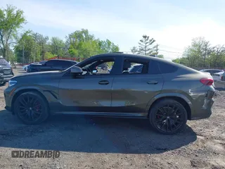 2021 BMW X6 sDrive40i z VIN 5UXCY4C06M9F26841, wystawiony jako IAAI lot #42122749 z przebiegiem 10 072 mil mil oraz . Historia ofert i sprzedaży dostępna na DreamBid. Obrazek 13.