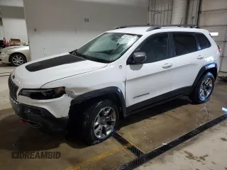 2019 Jeep Cherokee Trailhawk z VIN 1C4PJMBX0KD317933, wystawiony jako Copart lot #49329665 z przebiegiem 83 991 mil mil oraz Szkoda całkowita • Salvage title. Historia ofert i sprzedaży dostępna na DreamBid. Obrazek 1.