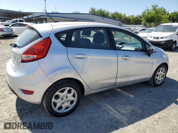 2013 Ford Fiesta SE z VIN 3FADP4EJ9DM191531, wystawiony jako Copart lot #60533515 z przebiegiem 179 639 mil mil oraz Czysty tytuł • Clean title. Historia ofert i sprzedaży dostępna na DreamBid. Obrazek 3.