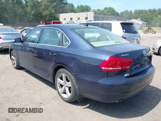 2013 Volkswagen Passat SE z VIN 1VWBP7A37DC111202, wystawiony jako IAAI lot #42395659 z przebiegiem 138 783 mil mil oraz . Historia ofert i sprzedaży dostępna na DreamBid. Obrazek 3.