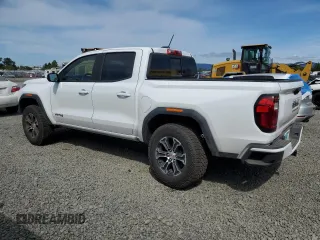 2024 GMC Canyon 4WD AT4 z VIN 1GTP6DEK8R1319281, wystawiony jako Copart lot #54380285 z przebiegiem 2383 mil mil oraz Szkody całkowita. Historia ofert i sprzedaży dostępna na DreamBid. Obrazek 2.