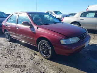 1996 Nissan Sentra XE z VIN 1N4AB41D7TC770549, wystawiony jako IAAI lot #41160561 z przebiegiem 180 485 mil mil oraz . Historia ofert i sprzedaży dostępna na DreamBid. Obrazek 1.