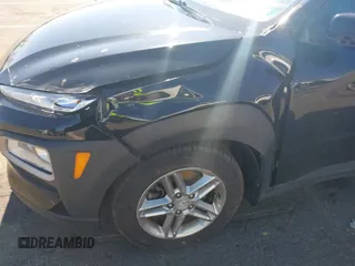 2020 Hyundai Kona SE z VIN KM8K1CAA7LU488743, wystawiony jako IAAI lot #41833649 z przebiegiem 62 228 mil mil oraz . Historia ofert i sprzedaży dostępna na DreamBid. Obrazek 18.